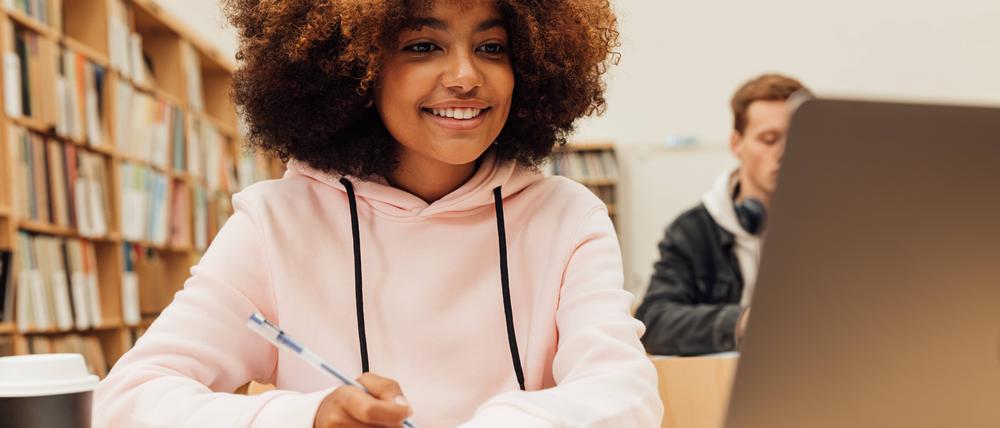 Kiezbibliothek statt Klassenzimmer.  Beim Hybridunterricht können Schüler:innen online in ihrem eigenen Tempo arbeiten. 