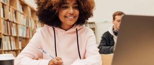 Kiezbibliothek statt Klassenzimmer.  Beim Hybridunterricht können Schüler:innen online in ihrem eigenen Tempo arbeiten. 