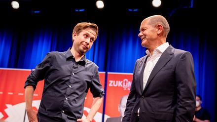 SPD-Generalsekretär Kevin Kühnert und Kanzler Olaf Scholz (rechts) wollen die SPD auf Reformkurs halten.  