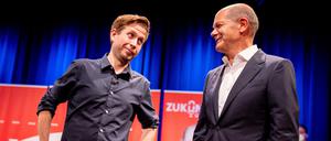 SPD-Generalsekretär Kevin Kühnert und Kanzler Olaf Scholz (rechts) wollen die SPD auf Reformkurs halten.  