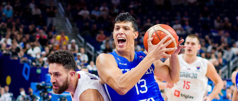 Gegen Serbien um Euroleague-MVP Vasilije Micic (links) gelang Fontecchio mit Italien eine Sensation.