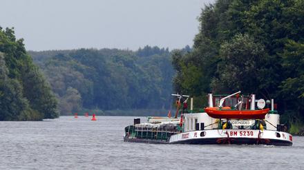 Ein Frachtschiff fährt auf dem Sacrow-Paretzer-Kanal bei Paretz im Landkreis Potsdam-Mittelmark.