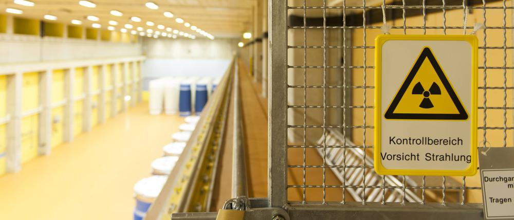 Ein Warnhinweis steht in der Lagerhalle für mit ausgedienten Brennstäben gefüllte Castor-Behälter am Kernkraftwerk Emsland.