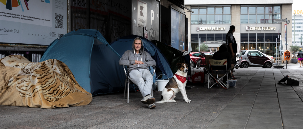 Kiwi ist Obdachlos und lebt unter einer Eisenbahnbrücke am Alexanderplatz.