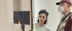Die Künstlerin Valentina Karga zeigt einem Besucher der Galerie Weißer Elefant, wie man mithilfe der Tuft-Technik Teppiche herstellt.