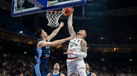 Daniel Theis (r.) zeigte gegen Griechenland wie viele seiner Teamkollegen seine beste Turnierleistung.