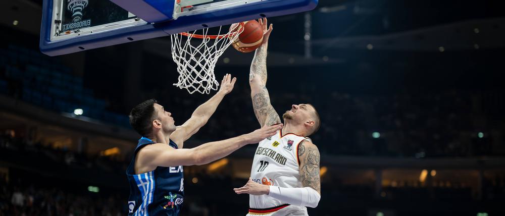 Daniel Theis (r.) zeigte gegen Griechenland wie viele seiner Teamkollegen seine beste Turnierleistung.