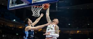 Daniel Theis (r.) zeigte gegen Griechenland wie viele seiner Teamkollegen seine beste Turnierleistung.