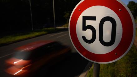 Ein solches Tempo-50-Schild steht an der Nuthestraße (Symbolbild).