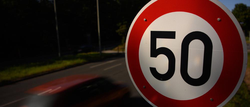 Ein solches Tempo-50-Schild steht an der Nuthestraße (Symbolbild).