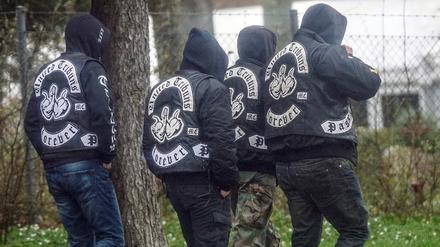Gäste einer Trauerfeier für ein erschossenes Mitglied der Rockervereinigung „United Tribuns“ am 13.04.2016 auf dem Friedhof Heidenheim. (Archivbild)