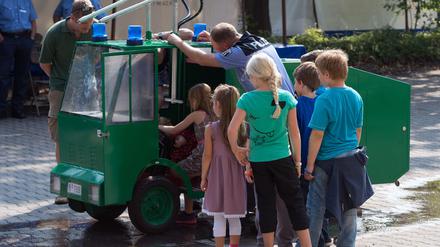 Kinder besichtigen die Ausbildungsstätte der Polizeidirektion 2 in Berlin während des Tages der offenen Tür bei der Berliner Polizei einen Spielzeug-Wasserwerfer. 