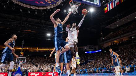  Basketball Berlin 13.09.2022 Eurobasket 2022 Viertelfinale Deutschland GER - Griechenland GRE Dennis Schröder / Schroeder Deutschland, No.17 Schröder Schroder Georgios Papagiannis Griechenland, No.14 *** Basketball Berlin 13 09 2022 Eurobasket 2022 Quarterfinals Germany GER Greece GRE Dennis Schröder Schroeder Germany, No 17 Schröder Schroder Georgios Papagiannis Greece, No 14