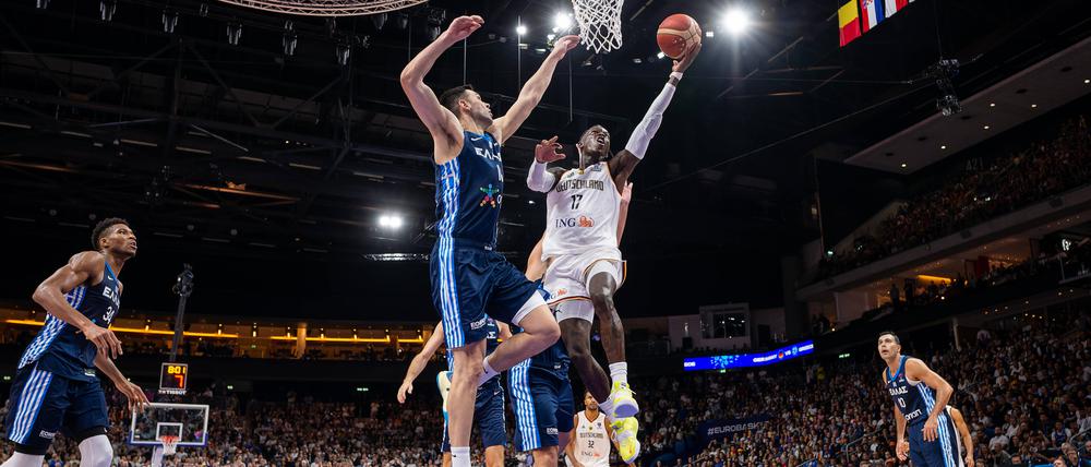  Basketball Berlin 13.09.2022 Eurobasket 2022 Viertelfinale Deutschland GER - Griechenland GRE Dennis Schröder / Schroeder Deutschland, No.17 Schröder Schroder Georgios Papagiannis Griechenland, No.14 *** Basketball Berlin 13 09 2022 Eurobasket 2022 Quarterfinals Germany GER Greece GRE Dennis Schröder Schroeder Germany, No 17 Schröder Schroder Georgios Papagiannis Greece, No 14