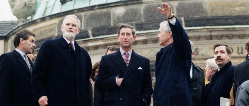 Der Prince of Wales mit Brandenburgs einstigem Ministerpräsidenten Manfred Stolpe (SPD, r.) und dem damaligen Generaldirektor der Schlösserstiftung Hans-Joachim Giersberg bei seinem Besuch in Sanssouci 1996.