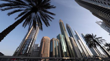 A picture taken on February 11, 2018, shows the 75-storey Gevora Hotel (C), which stands 356 metres or nearly a quarter of a mile tall, in the Gulf metropolis of Dubai.
Gulf metropolis Dubai, on its never-ending quest to break records, announced the opening of the "world's new tallest hotel" Sunday, pipping another towering landmark in the city for the title.
 / AFP PHOTO / KARIM SAHIB