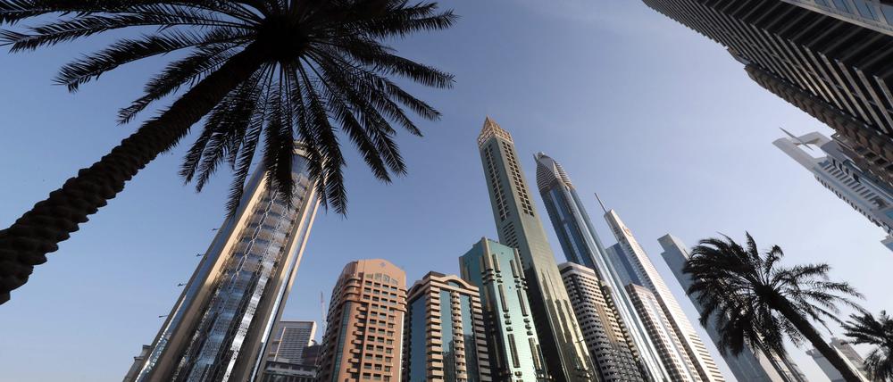 A picture taken on February 11, 2018, shows the 75-storey Gevora Hotel (C), which stands 356 metres or nearly a quarter of a mile tall, in the Gulf metropolis of Dubai.
Gulf metropolis Dubai, on its never-ending quest to break records, announced the opening of the "world's new tallest hotel" Sunday, pipping another towering landmark in the city for the title.
/ AFP PHOTO / KARIM SAHIB