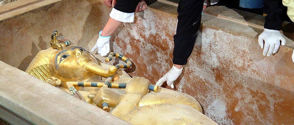 Untersuchung am mumifizierten Körper, Ägyptische Archäologen analysieren Tutenchamun in Luxor 2005.