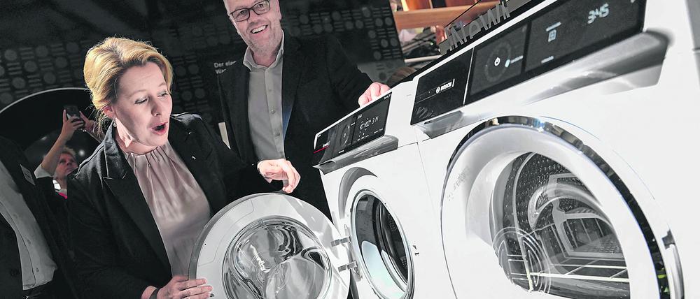 Berlin's Mayor and member of Germany's Social Democratic SPD party Franziska Giffey looks at a Bosch washing machine during the Internationale Funkausstellung IFA international trade show for consumer electronics and home appliances on September 2, 2022 at the fair grounds in Berlin. - This year's IFA edition will be running from September 2 to 6, 2022. (Photo by John MACDOUGALL / AFP)