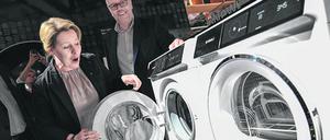 Berlin's Mayor and member of Germany's Social Democratic SPD party Franziska Giffey looks at a Bosch washing machine during the Internationale Funkausstellung IFA international trade show for consumer electronics and home appliances on September 2, 2022 at the fair grounds in Berlin. - This year's IFA edition will be running from September 2 to 6, 2022. (Photo by John MACDOUGALL / AFP)