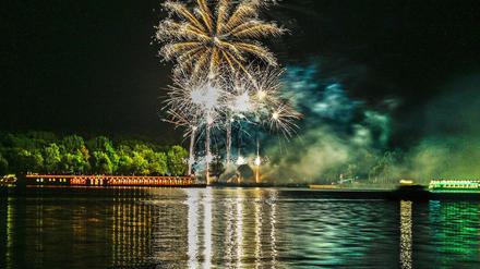 Havel in Flammen mit Feuerwerk über dem See. 