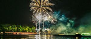 Havel in Flammen mit Feuerwerk über dem See. 