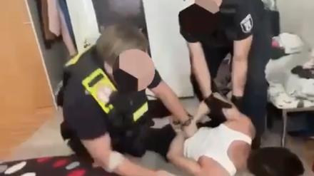 Der Polizeieinsatz in der Wohnung in der Familie.