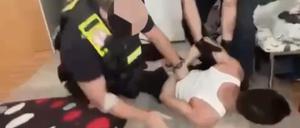 Der Polizeieinsatz in der Wohnung in der Familie.