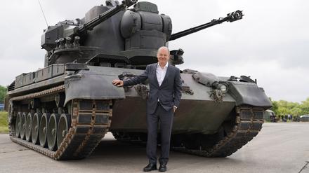 Bundeskanzler Olaf Scholz (SPD) besucht ein Ausbildungsprogramm für ukrainische Soldaten an dem Flugabwehrkanonenpanzer Gepard.