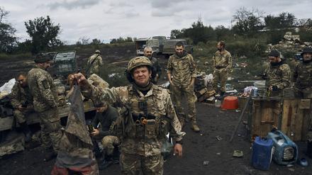 Ein ukrainischer Soldat hält in der Region Charkiw eine verschmutzte russische Flagge hoch. 