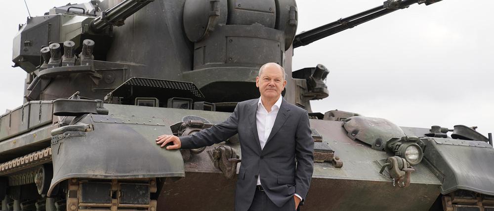 Kanzler Scholz vor einem Gepard-Panzer – im Sommer besuchte er einen Truppenübungsplatz in Schleswig-Holstein, auf dem ukrainische Soldaten für den Einsatz ausgebildet wurden.
