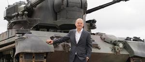 Kanzler Scholz vor einem Gepard-Panzer – im Sommer besuchte er einen Truppenübungsplatz in Schleswig-Holstein, auf dem ukrainische Soldaten für den Einsatz ausgebildet wurden.