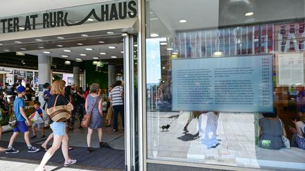 Im Fenster des Ruru-Hauses, einem zentralen Documenta-Ort, ist seit Wochen eine Erklärung der Gesellschafter zum Umgang mit als antisemitisch kritisierten Kunstwerken zu lesen.