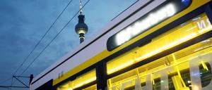23.01.2022, Berlin - Deutschland. Straßenbahn am Alexanderplatz. 