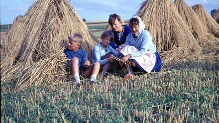 Viel freie Zeit blieb nicht, wenn die Kinder nach der Schule noch auf dem Feld mithelfen mussten.