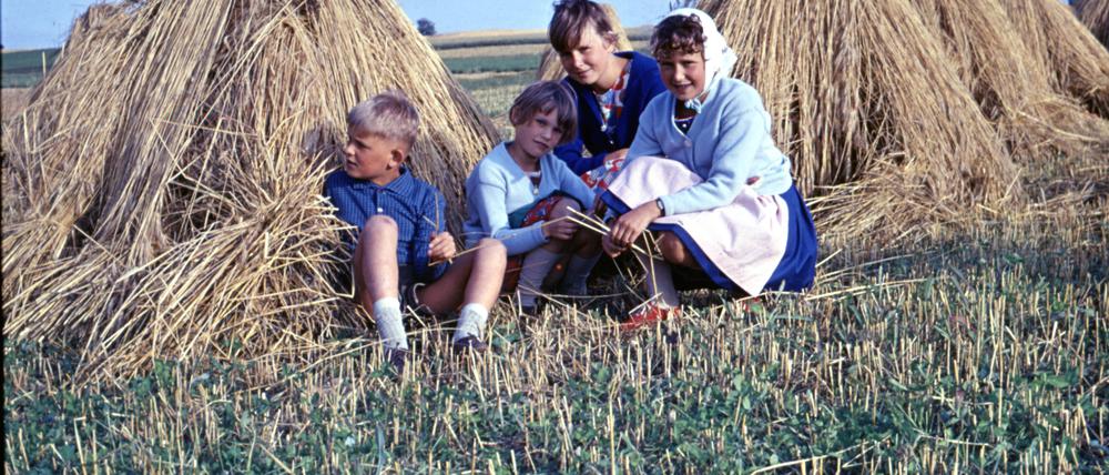 Viel freie Zeit blieb nicht, wenn die Kinder nach der Schule noch auf dem Feld mithelfen mussten.