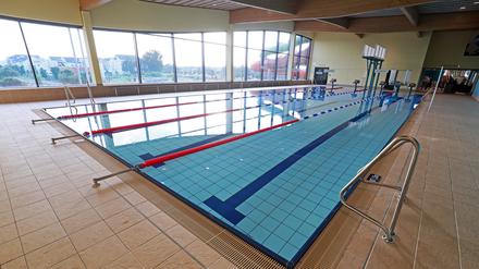 Unterschiedlich Baden? Für das Schwimmen im Sportbecken könnten Schwimmer:innen bald unterschiedliche Preise zahlen.   