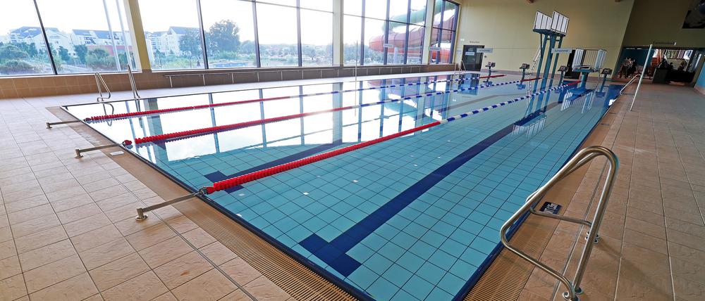 Unterschiedlich Baden? Für das Schwimmen im Sportbecken könnten Schwimmer:innen bald unterschiedliche Preise zahlen.   