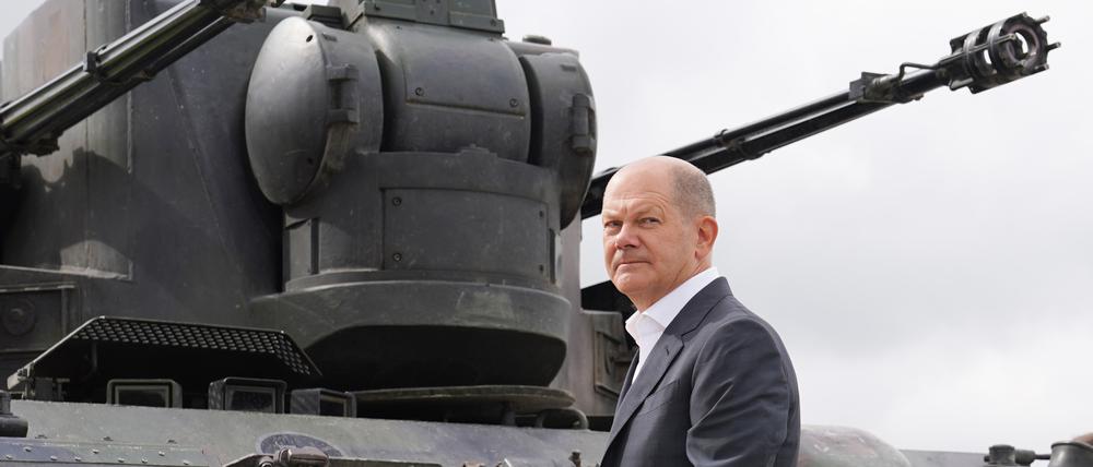 Bundeskanzler Olaf Scholz auf dem Truppenübungsplatz Putlos in Schleswig-Holstein neben einem Gepard-Panzer. 