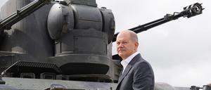 Bundeskanzler Olaf Scholz auf dem Truppenübungsplatz Putlos in Schleswig-Holstein neben einem Gepard-Panzer. 