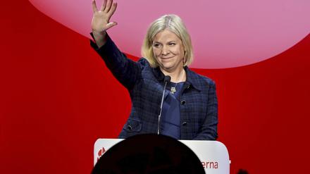 Magdalena Andersson, Regierungschefin von Schweden, winkt nach einer Rede.