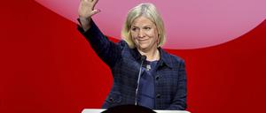 Magdalena Andersson, Regierungschefin von Schweden, winkt nach einer Rede.