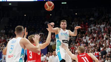 Luka Doncic litt gegen Polen unter körperlichen Problemen und konnte die Niederlage von Titelverteidiger Slowenien nicht verhindern.