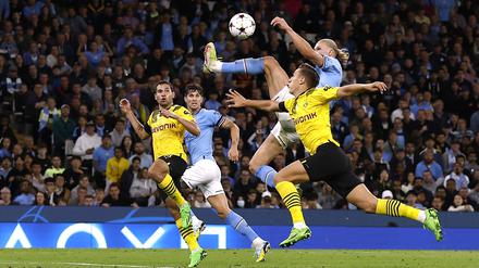 Erling Haaland (am Ball) macht das Siegtor für Manchester City. 