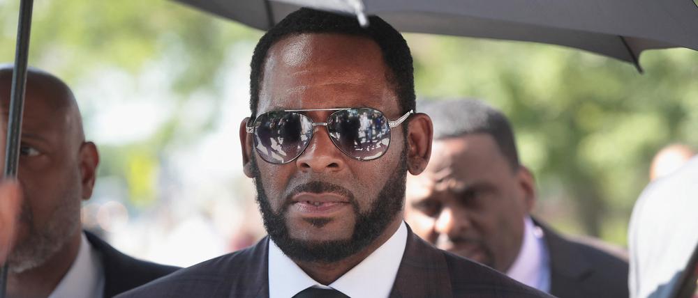R. Kelly im Jahr 2019 beim Verlassen eines Gerichtsgebäudes.