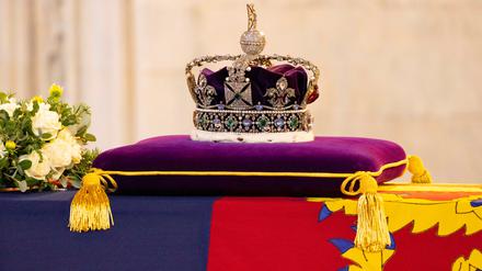 Der Sarg von Queen Elizabeth II. in der Westminster Hall in London.