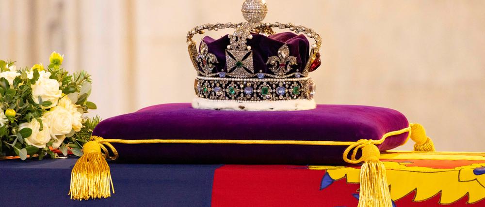 Der Sarg von Queen Elizabeth II. in der Westminster Hall in London.