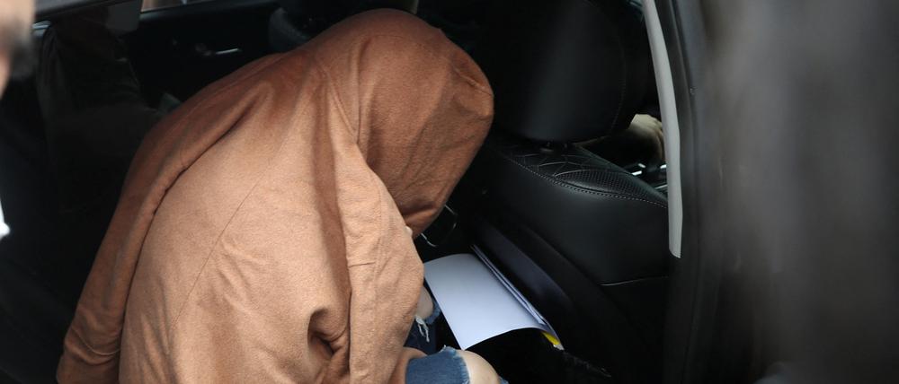 Die mutmaßliche Mutter der Kinder nach der Festnahme in einem Auto.
