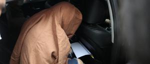Die mutmaßliche Mutter der Kinder nach der Festnahme in einem Auto.
