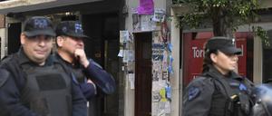 Bundespolizisten bewachen nach dem Attentat den Eingang zum Haus der argentinischen Vizepräsidentin.